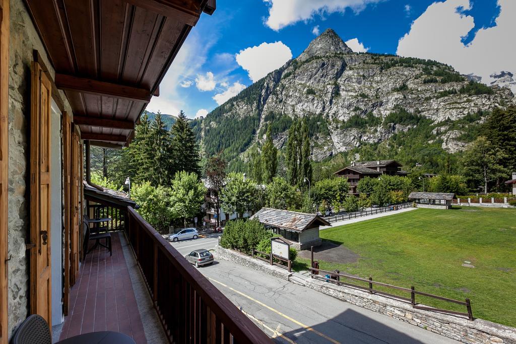 Hotel Lo Scoiattolo Курмайор Екстер'єр фото